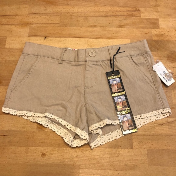 Dollhouse Sienna Juniors Khaki Lace Shorts Size 1 - Picture 3 of 6